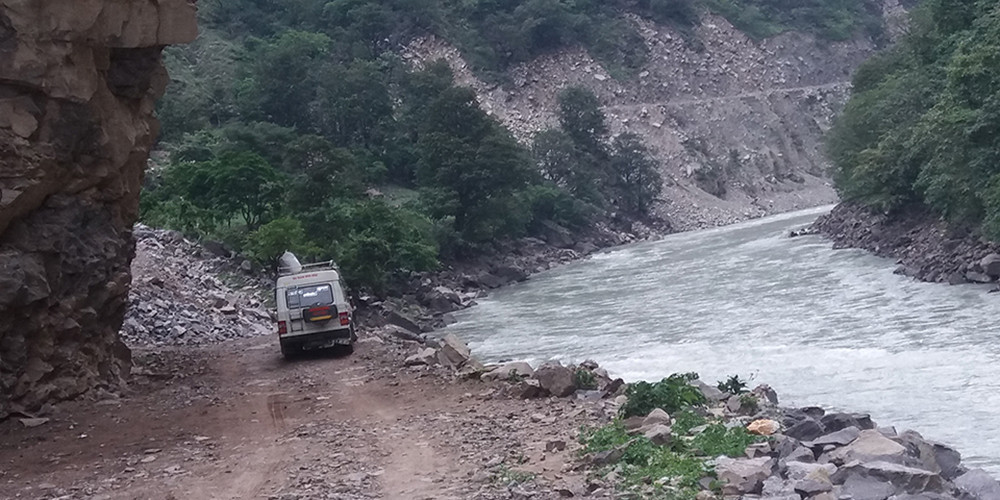 कर्णालीका सडकमा जोखिमपूर्ण यात्रा